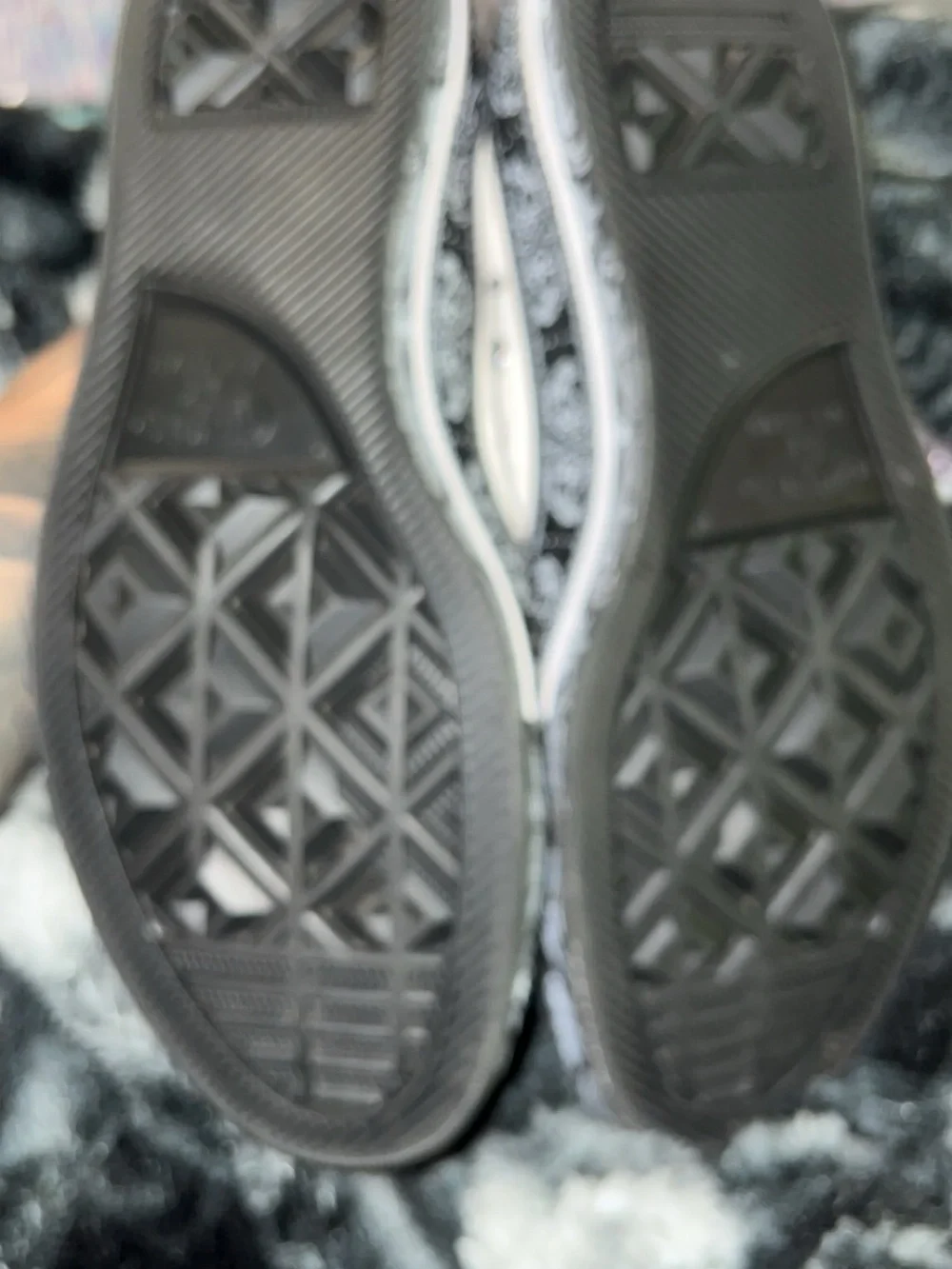 Converse men's White Low Top Sneakers with Black Patterned Ribbon Laces - Picture 5 of 6